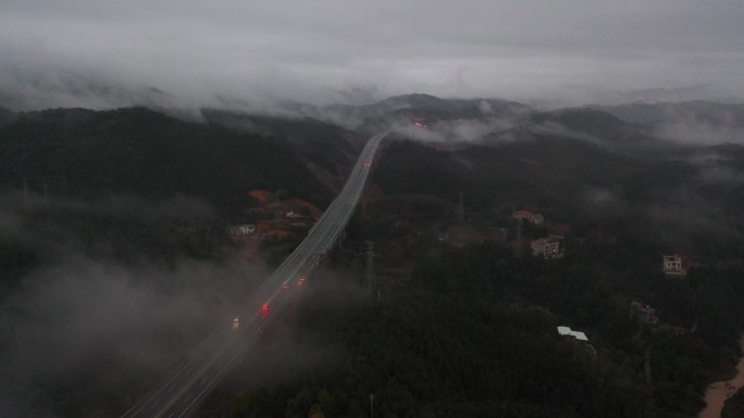 雨后农村山林云雾