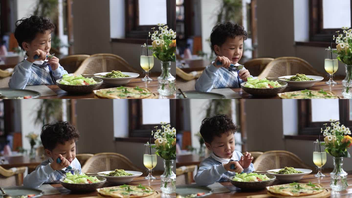小男孩在餐馆吃沙拉