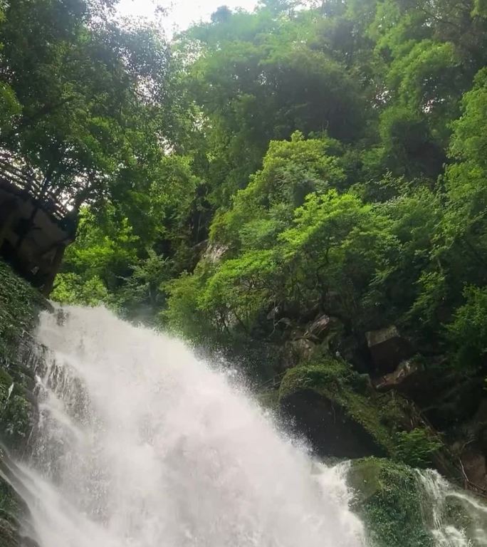 青山绿水岩石瀑布生态高山流水