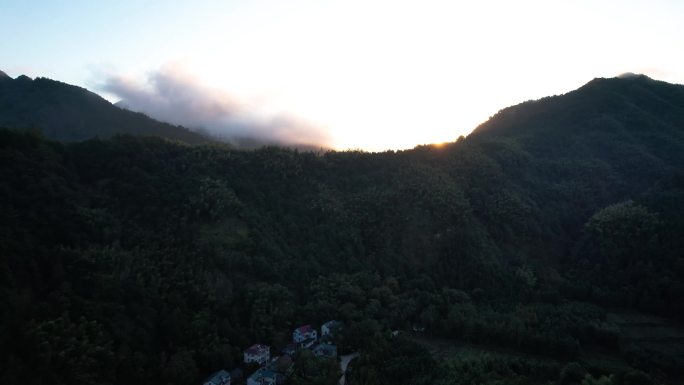 衢州江山市峡口镇峡口水库清晨山间云雾航拍