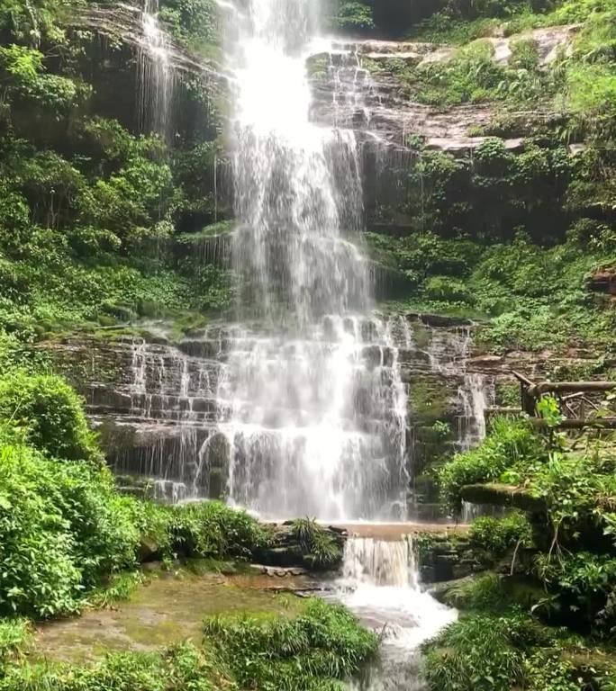 青山绿水岩石瀑布生态高山流水