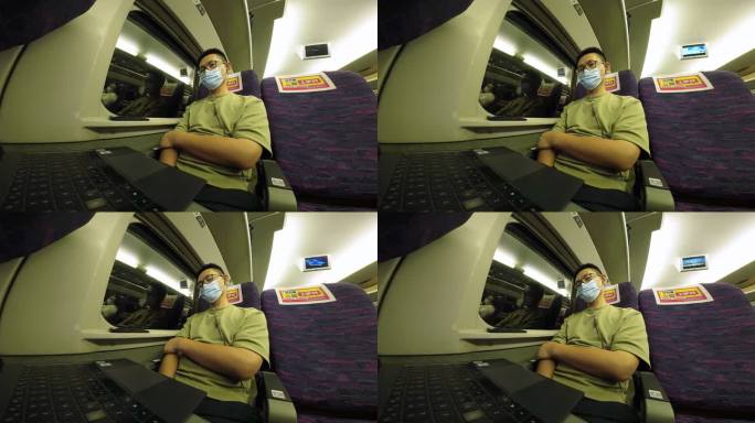 新冠病毒疫情中年男性乘客在高铁上休息