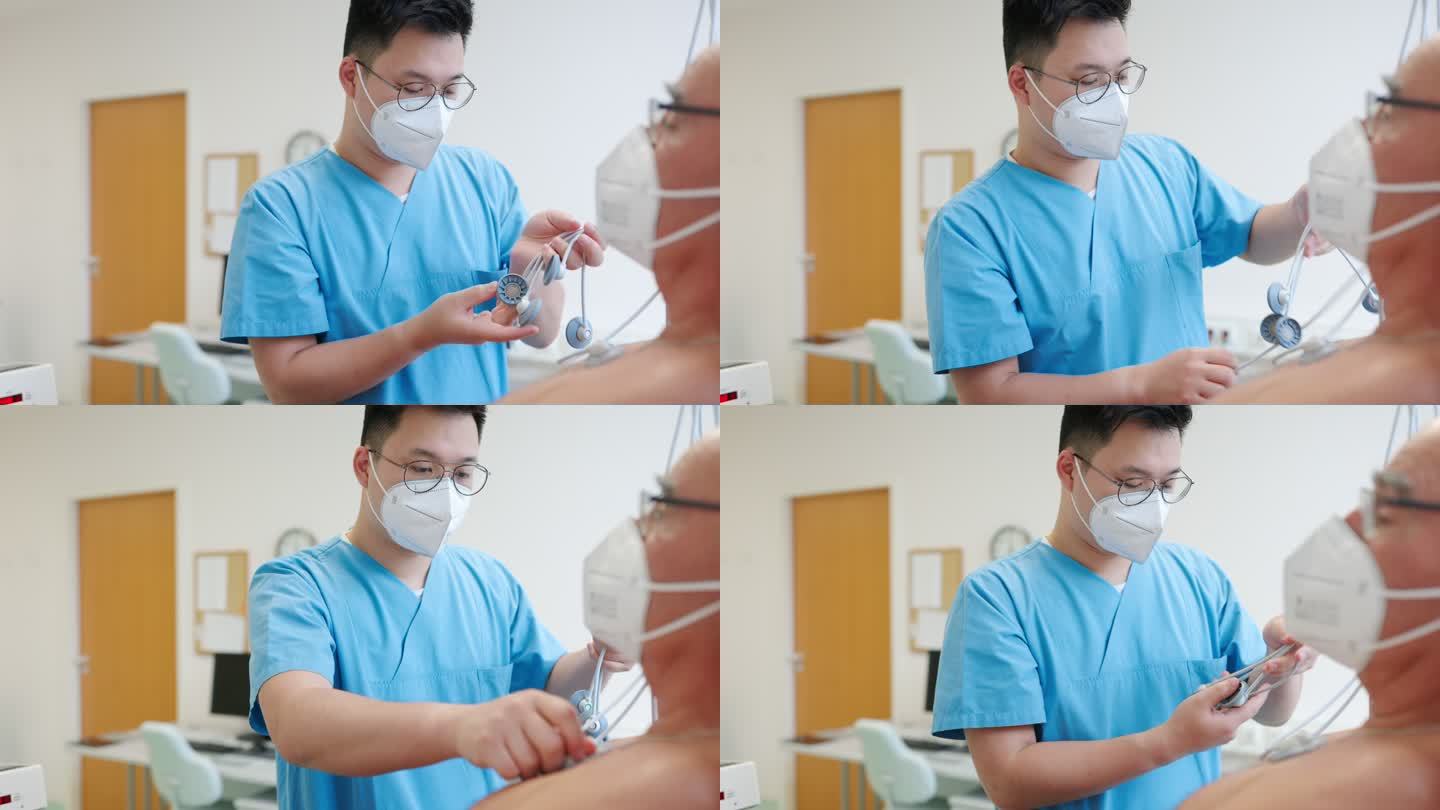 医生将心电图传感器垫贴在一位老年患者的胸部
