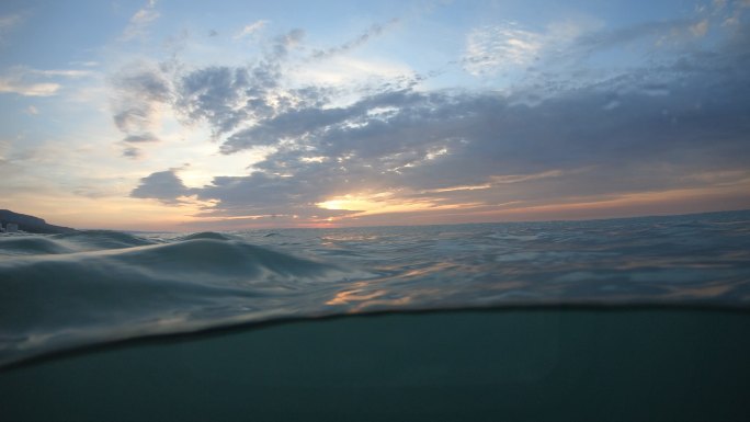 清澈的海水在夕阳下飞溅