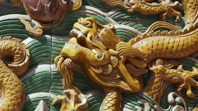中国北京北海公园的彩色琉璃瓦中国龙浮雕。
