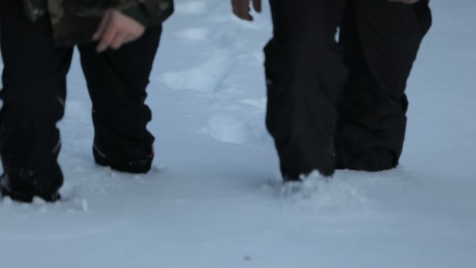 两个猎人拿着步枪在雪地森林里散步