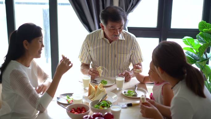 亚洲华人家庭吃健康早餐