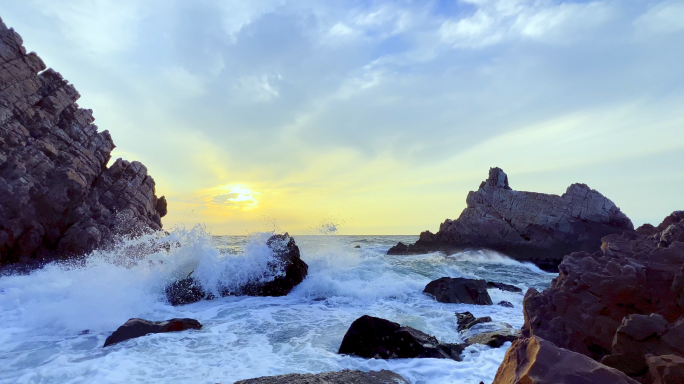 夕阳下大海巨浪岩石海浪拍打岩石大自然