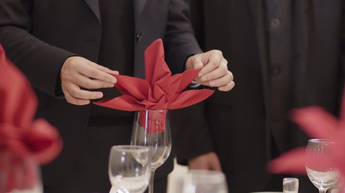 【4K阿莱】酒店管理培训红酒杯餐巾折叠