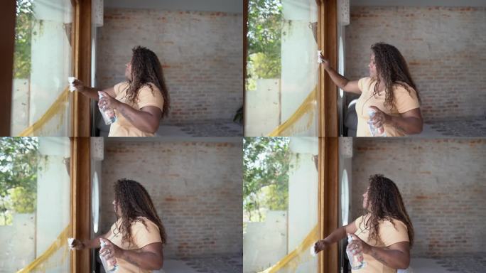 成熟的女人在家擦窗户