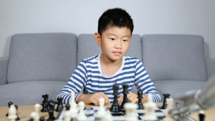 智能男孩与AI机器人下棋