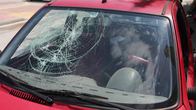 在车祸中挡风玻璃破碎