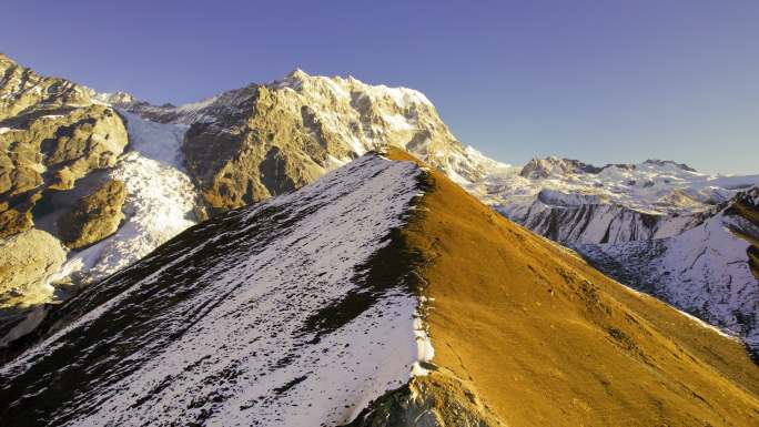 从无人机的角度看喜马拉雅山中北部的山脊