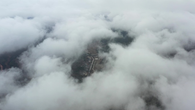 雨后山林云雾