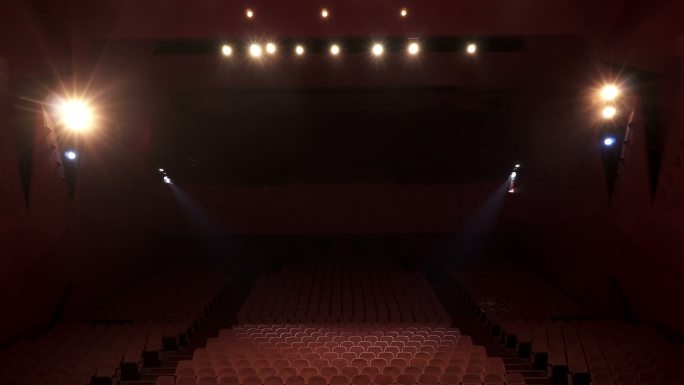 会议中心、剧院中心的开放式聚光灯