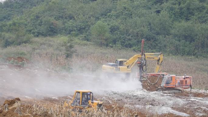 工厂建设 挖挖机工地工作