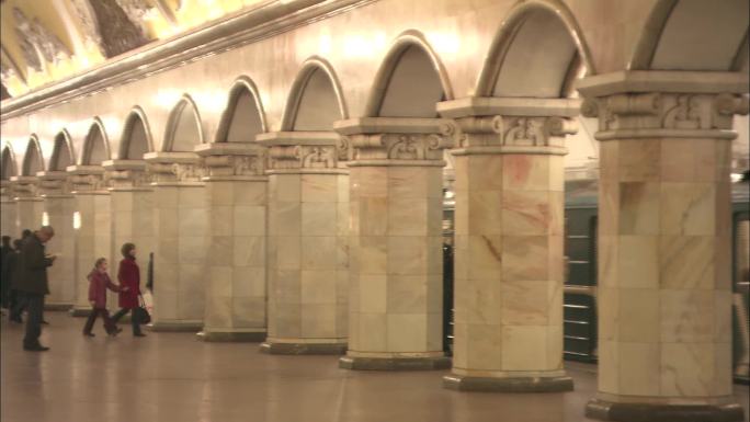 国外莫斯科地铁站乘客进站上车