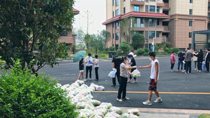 疫情期间小区发放物资