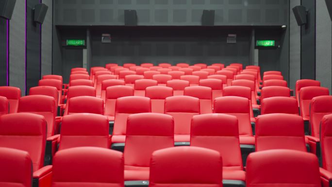 一排红色座位的空电影院