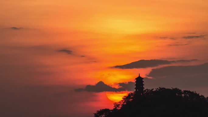 佛塔前景的长焦日落延时摄影
