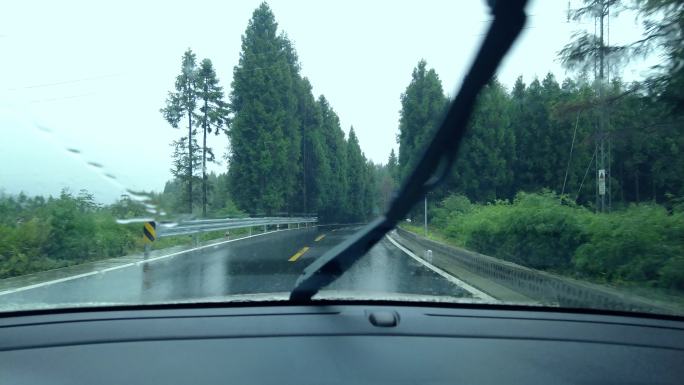 雨天在乡村公路上开车