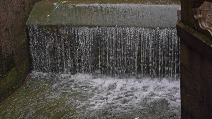 0032下大雨    水渠