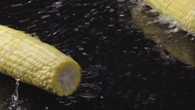 玉米相撞水花飞溅