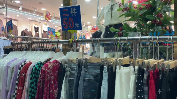 服装实体店换季打折促销清仓特价优惠活动