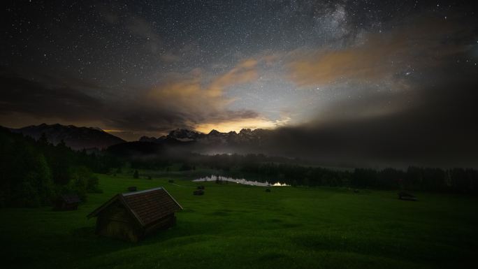 德国巴伐利亚州Geroldsee湖和Karwendel山上的银河-延时