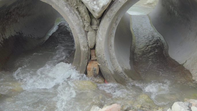 河流小溪青草泉水河边河水溪流桥洞