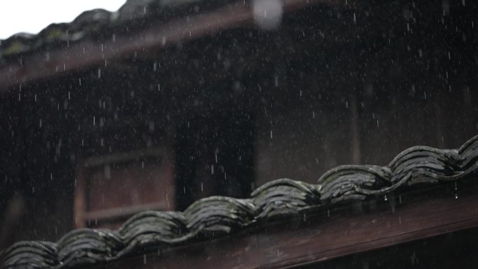 江南古建筑老房子屋檐黑瓦雨天春雨下雨雨水