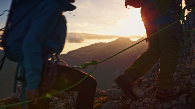 日出时，三名登山队员组成一个绳索队走上山坡