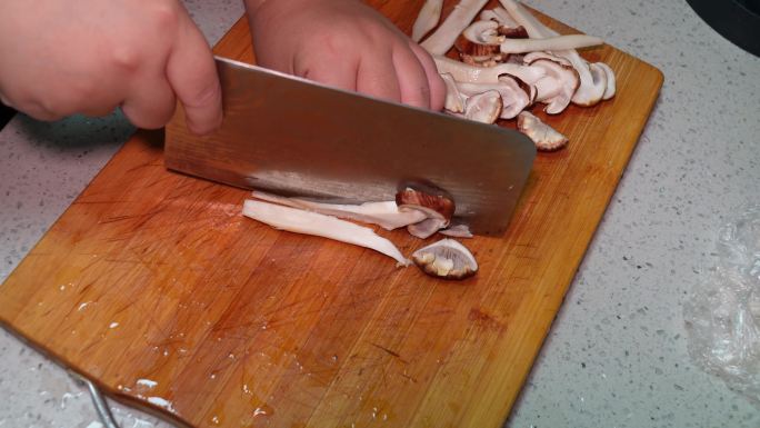 洗蘑菇切蘑菇切松茸