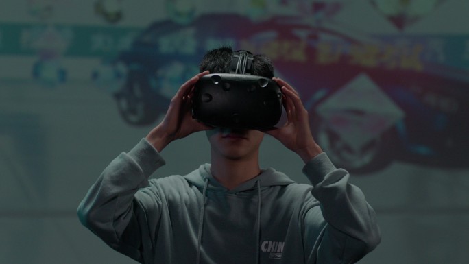 【4K阿莱】男子戴头盔体验VR虚拟现实