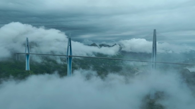 云雾中的平塘特大桥