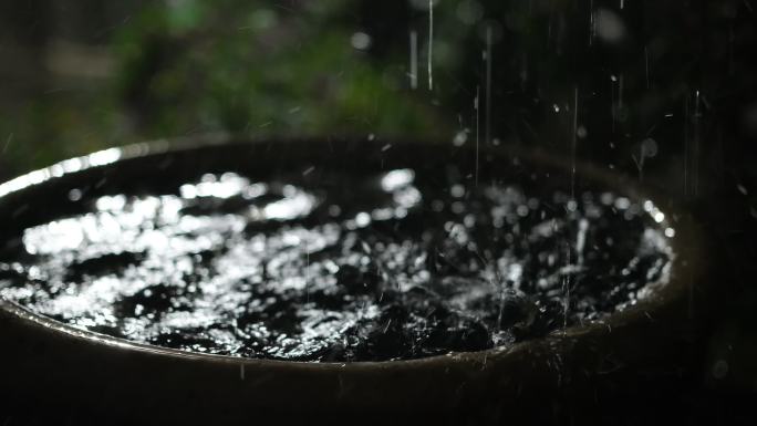 下雨 大雨落入水面 雨水溅起水花 暴雨