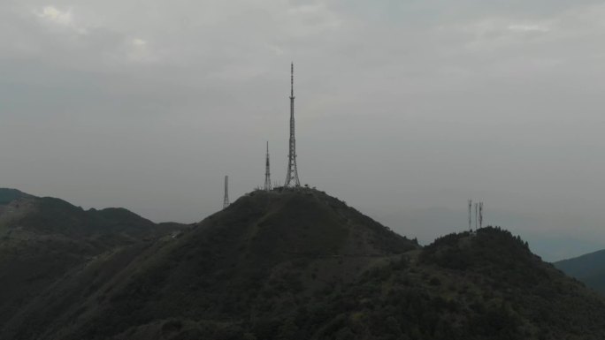 桂东南第一峰大容山顶广电电视塔风车阵