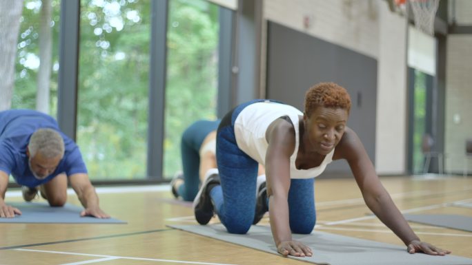 健身设施在室内身体训练的人轻松动作