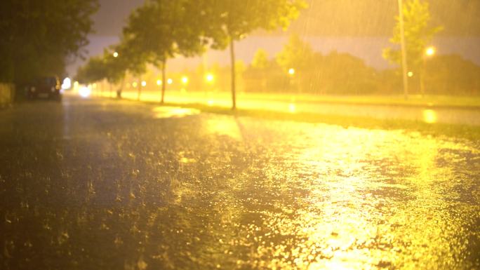 夜间暴雨城市大雨路面光