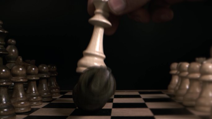 在一场国际象棋比赛中，白皇后击败了黑国王。4k股票视频