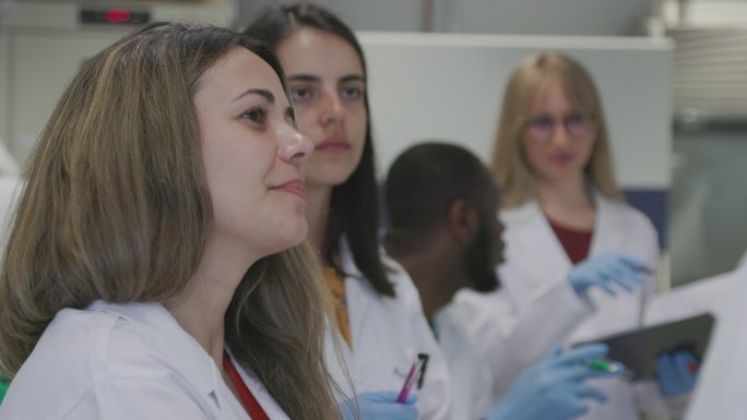 一组生物技术科学家在实验室开会