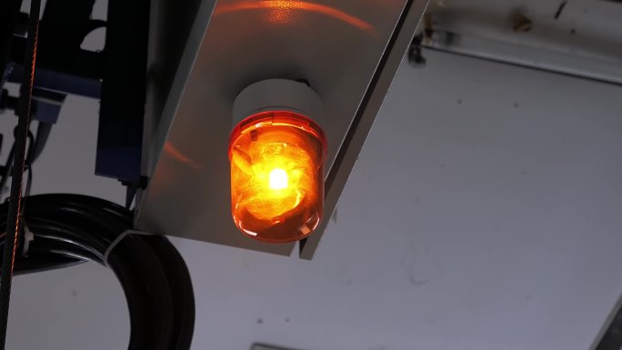 工业侧安全标志中的黄色、橙色警报灯、旋转警示灯