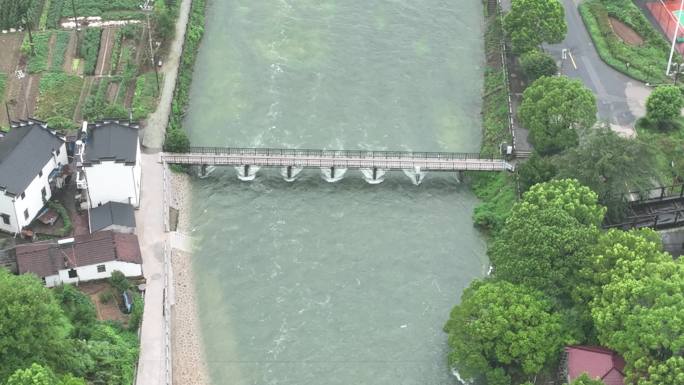 航拍雨天下雨河道河水桥农村浙江诸暨东白湖