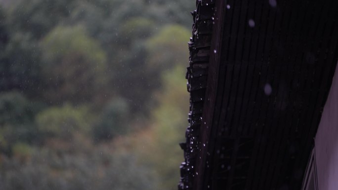 江南雨天下雨古建筑老房子屋檐黑瓦雨水徽派