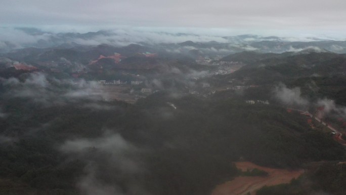 雨后山林云雾