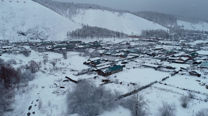 航拍大兴安岭下雪后山村人家