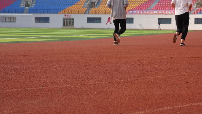 女性清晨体育场跑步健身