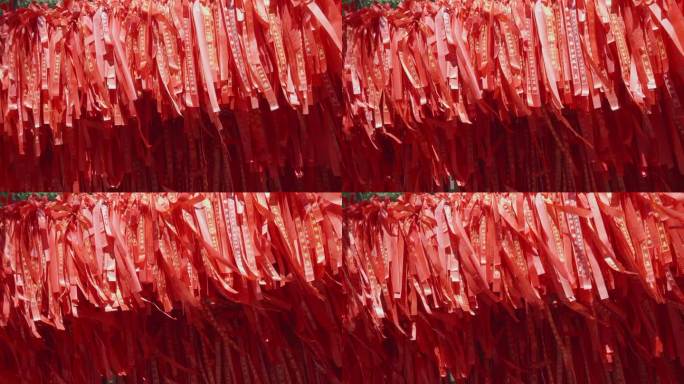 寺庙中祈福的红丝带