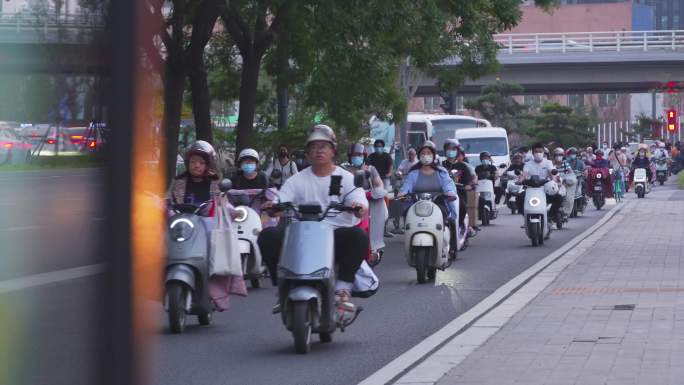 安全出行、一盔一带、电车载人、上下班高峰