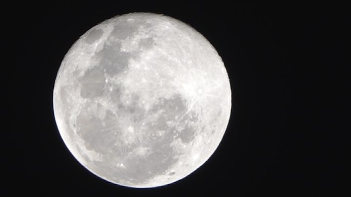 夜晚的超级月亮明月八月十五八月十六
